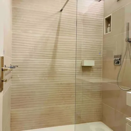 2 Ch, Climatise, Parking, Localisation Premium Apartment Lyon